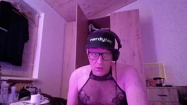 Snapshot of Bigthroaterboy chatting on November 4, 2025, 8:23 pm Bigthroaterboy online show from November 4, 2025, 8:23 pm