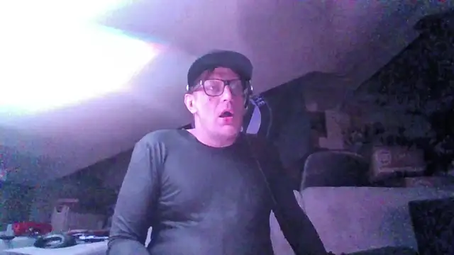 Snapshot of Bigthroaterboy chatting on October 27, 2025, 5:14 pm Bigthroaterboy online show from October 27, 2025, 5:14 pm