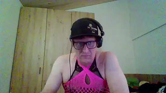 Snapshot of Bigthroaterboy chatting on September 13, 2025, 4:07 pm Bigthroaterboy online show from September 13, 2025, 4:07 pm