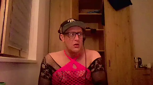 Snapshot of Bigthroaterboy chatting on February 28, 2025, 11:01 pm Bigthroaterboy online show from February 28, 2025, 11:01 pm