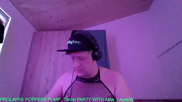 Snapshot of Bigthroaterboy chatting on October 5, 2025, 10:06 am Bigthroaterboy online show from October 5, 2025, 10:06 am