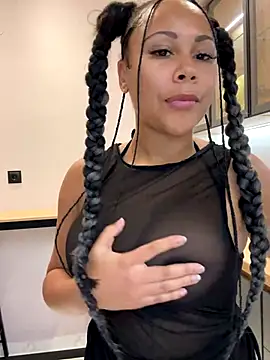 Snapshot of HaileyDiana chatting on November 26, 2025, 1:44 pm HaileyDiana online show from November 26, 2025, 1:44 pm