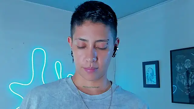 Snapshot of Aleja1214 chatting on September 15, 2025, 1:06 am Aleja1214 online show from September 15, 2025, 1:06 am