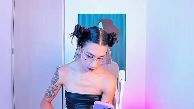 sofiaa grey  online show from April 21, 2026, 4:02 pm