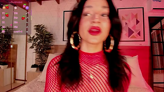 Snapshot of LunaRuso chatting on February 7, 2026, 7:44 pm LunaRuso online show from February 7, 2026, 7:44 pm