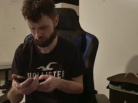 Snapshot of Talenjames4 chatting on December 1, 2025, 1:39 am Talenjames4 online show from December 1, 2025, 1:39 am