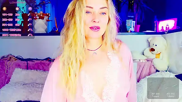 Snapshot of _JuliaSpace_ chatting on June 2, 2026, 4:29 pm JuliaSpace online show from June 2, 2026, 4:29 pm