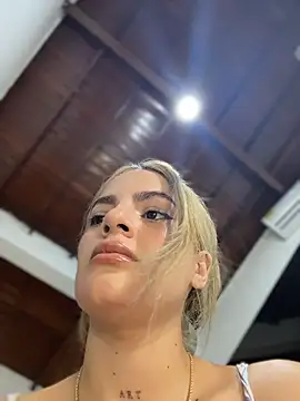 Snapshot of emiss_ chatting on December 5, 2025, 4:05 pm emiss online show from December 5, 2025, 4:05 pm