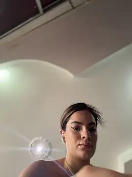 Snapshot of emiss_ chatting on October 23, 2025, 1:32 pm emiss online show from October 23, 2025, 1:32 pm