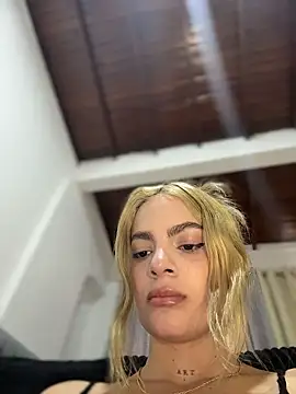 Snapshot of emiss_ chatting on December 1, 2025, 7:15 pm emiss online show from December 1, 2025, 7:15 pm