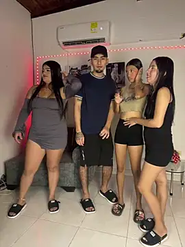 Snapshot of royalgirls_x chatting on December 3, 2025, 1:28 am royalgirls x online show from December 3, 2025, 1:28 am