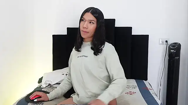 khloe kaczka  online show from December 27, 2024, 1:28 pm