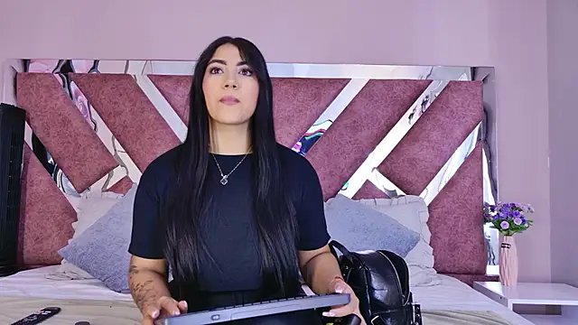 PaulinaDuarte online show from June 22, 2026, 12:35 pm