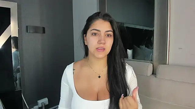 PaulinaDuarte online show from April 16, 2026, 11:55 am