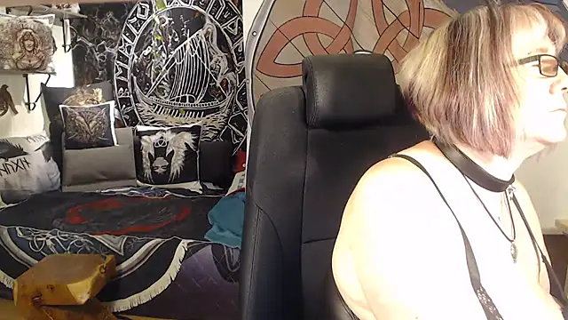 Snapshot of TittenMichelle chatting on June 3, 2026, 4:44 pm TittenMichelle online show from June 3, 2026, 4:44 pm
