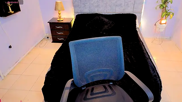 Lana stone  online show from November 9, 2025, 3:21 am