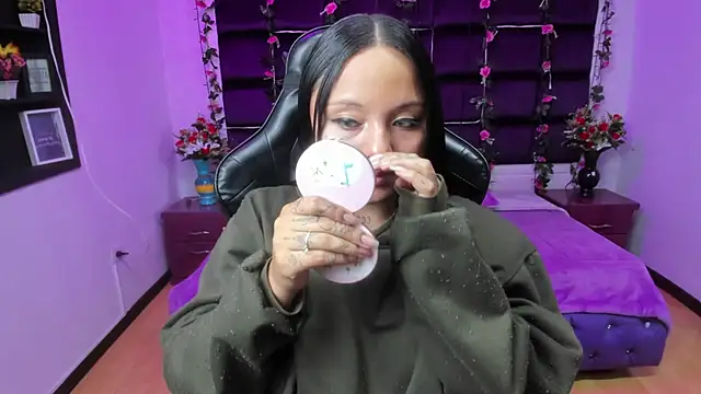 sweelanna   online show from March 15, 2025, 6:14 am