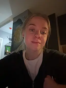 Snapshot of candy_maggie chatting on November 15, 2025, 5:39 pm candy maggie online show from November 15, 2025, 5:39 pm