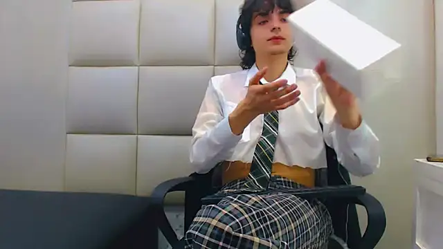 Sr BonnyEthan online show from February 13, 2026, 12:49 pm