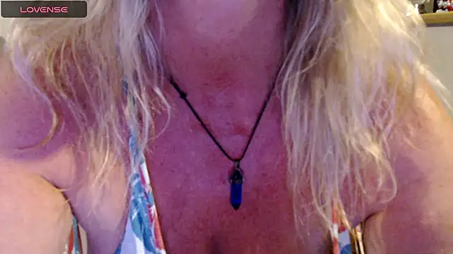 Snapshot of JennaDeluxe chatting on September 23, 2025, 9:11 pm JennaDeluxe online show from September 23, 2025, 9:11 pm