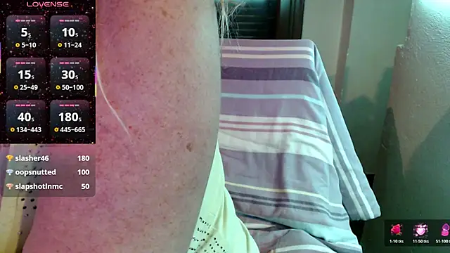 Snapshot of JennaDeluxe chatting on November 19, 2025, 8:53 pm JennaDeluxe online show from November 19, 2025, 8:53 pm