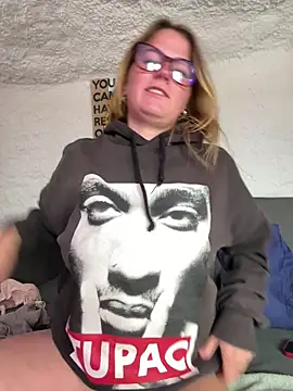 selenaluvv online show from March 1, 2026, 11:43 am