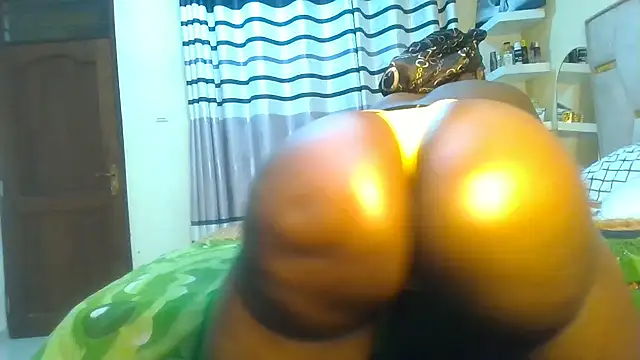 Snapshot of Fine_assie chatting on October 31, 2025, 9:32 pm Fine assie online show from October 31, 2025, 9:32 pm