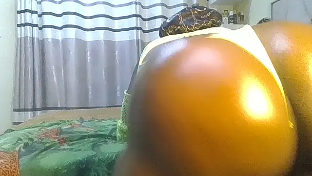 Snapshot of Fine_assie chatting on October 29, 2025, 4:11 am Fine assie online show from October 29, 2025, 4:11 am