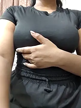 MohiniHott online show from May 5, 2026, 6:05 am