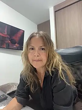 Snapshot of Leyna_liu chatting on March 23, 2025, 3:10 am Leyna liu online show from March 23, 2025, 3:10 am