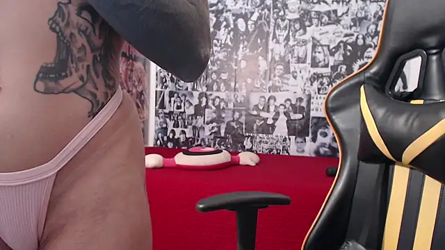 Snapshot of CrisBathoryxxx chatting on November 20, 2025, 9:36 pm CrisBathoryxxx online show from November 20, 2025, 9:36 pm