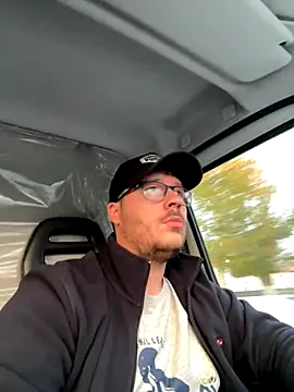 Snapshot of ionut9879 chatting on October 23, 2025, 4:55 am ionut9879 online show from October 23, 2025, 4:55 am