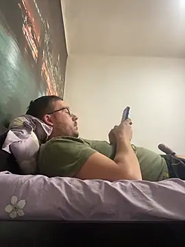 Snapshot of ionut9879 chatting on October 17, 2025, 10:18 am ionut9879 online show from October 17, 2025, 10:18 am