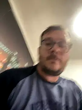 Snapshot of ionut9879 chatting on October 28, 2025, 10:14 am ionut9879 online show from October 28, 2025, 10:14 am