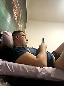 Snapshot of ionut9879 chatting on November 7, 2025, 11:48 am ionut9879 online show from November 7, 2025, 11:48 am