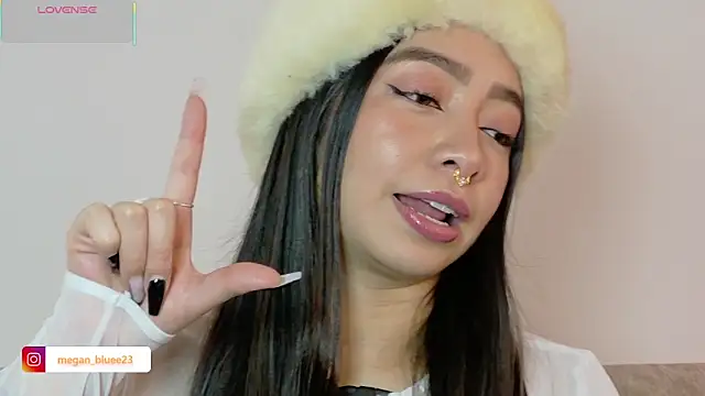 Snapshot of megan_bluee23 chatting on February 27, 2026, 3:34 pm megan bluee23 online show from February 27, 2026, 3:34 pm