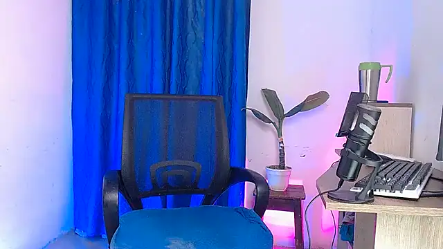 Snapshot of DanteSantoro chatting on July 15, 2026, 12:45 pm DanteSantoro online show from July 15, 2026, 12:45 pm