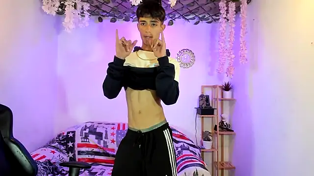 oliverhot2005 online show from October 9, 2025, 9:15 pm