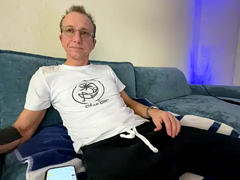 Snapshot of mouser21212 chatting on December 3, 2025, 11:25 pm mouser21212 online show from December 3, 2025, 11:25 pm