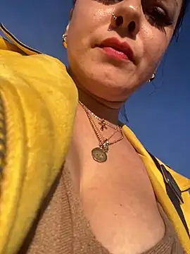 Snapshot of Luccreccia_ chatting on November 18, 2025, 3:04 pm Luccreccia online show from November 18, 2025, 3:04 pm