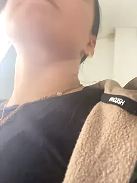 Snapshot of Luccreccia_ chatting on October 29, 2025, 10:14 am Luccreccia online show from October 29, 2025, 10:14 am