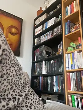 Snapshot of Luccreccia_ chatting on November 4, 2025, 9:57 am Luccreccia online show from November 4, 2025, 9:57 am