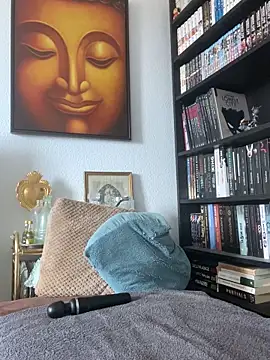 Snapshot of Luccreccia_ chatting on October 20, 2025, 8:26 am Luccreccia online show from October 20, 2025, 8:26 am