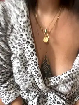 Snapshot of Luccreccia_ chatting on October 18, 2025, 9:11 am Luccreccia online show from October 18, 2025, 9:11 am