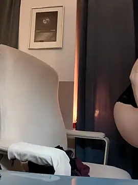 Snapshot of Loona-Lexxington chatting on October 27, 2025, 5:03 pm Loona-Lexxington online show from October 27, 2025, 5:03 pm