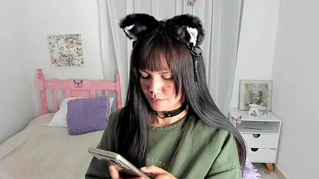 cute roxy online show from November 1, 2025, 1:45 am