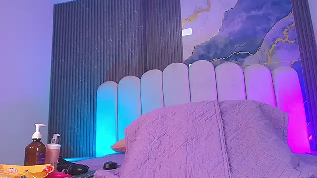 Snapshot of hot_dione chatting on December 4, 2025, 7:13 pm hot dione online show from December 4, 2025, 7:13 pm