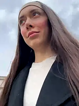 emiliasommer online show from October 17, 2025, 12:51 pm