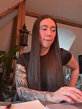 emiliasommer online show from December 4, 2025, 3:11 pm