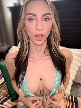 Snapshot of BrattyBae_xo chatting on March 9, 2026, 8:12 pm BrattyBae xo online show from March 9, 2026, 8:12 pm